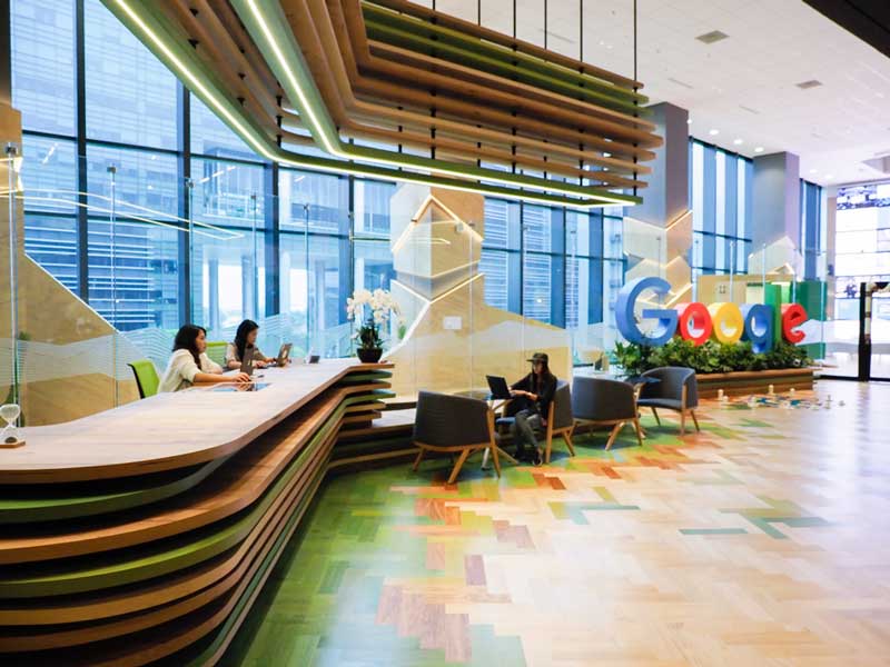 Không gian làm việc của Google sử dụng kết hợp màu sắc hiệu quả tạo cảm giác năng động, thoải mái